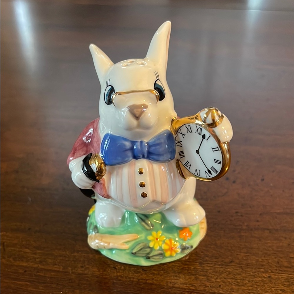 NWOT Alice in Wonderland Salt & Pepper Shaker Set - Picture 5 of 5